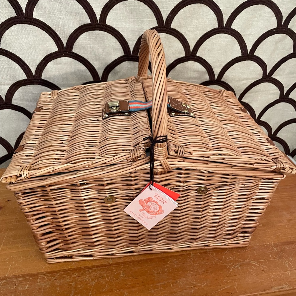 NWT Huntsman Wicker Picnic Basket with Service for 4!
